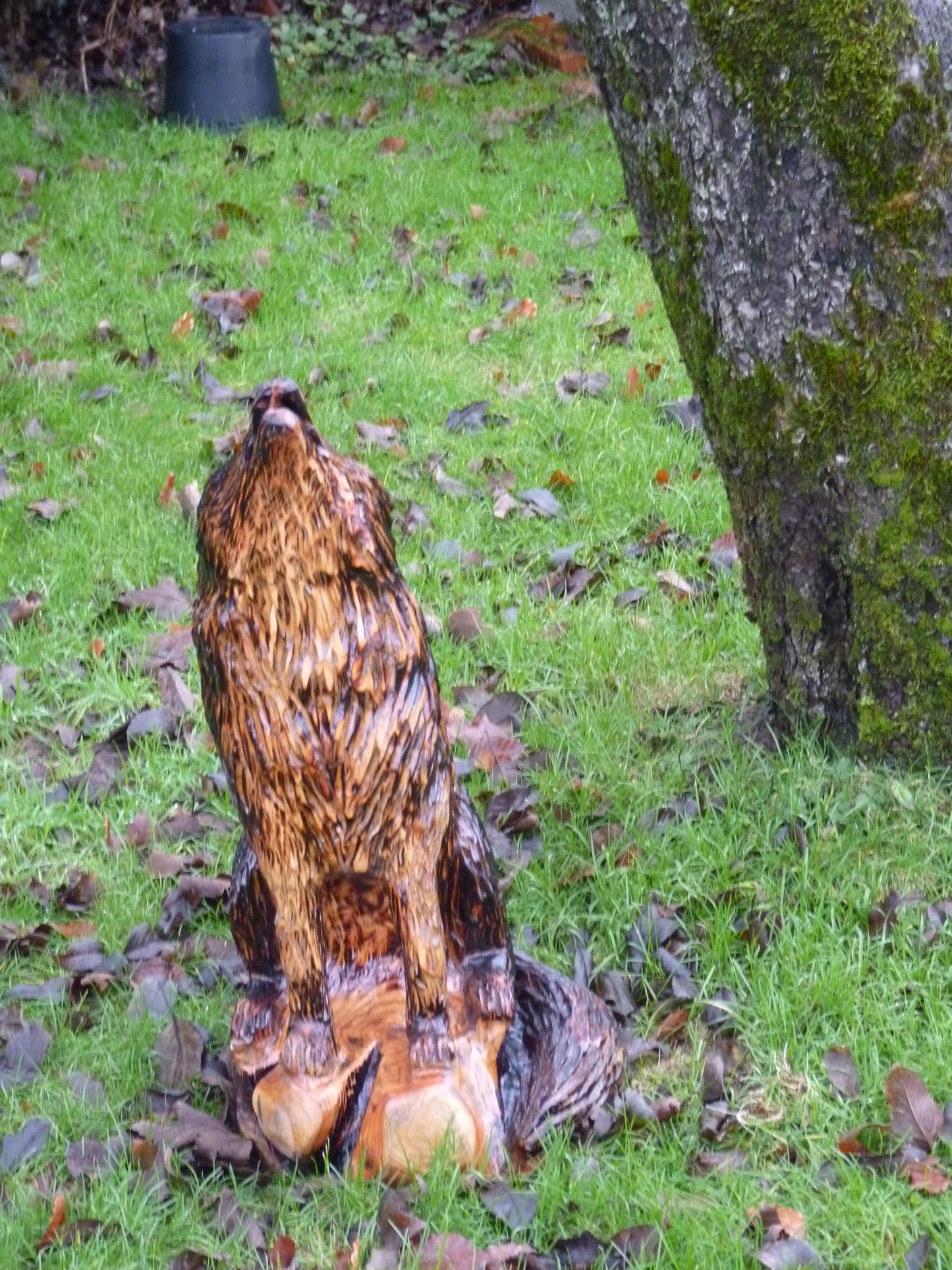 1 Chainsaw carved howling wolf