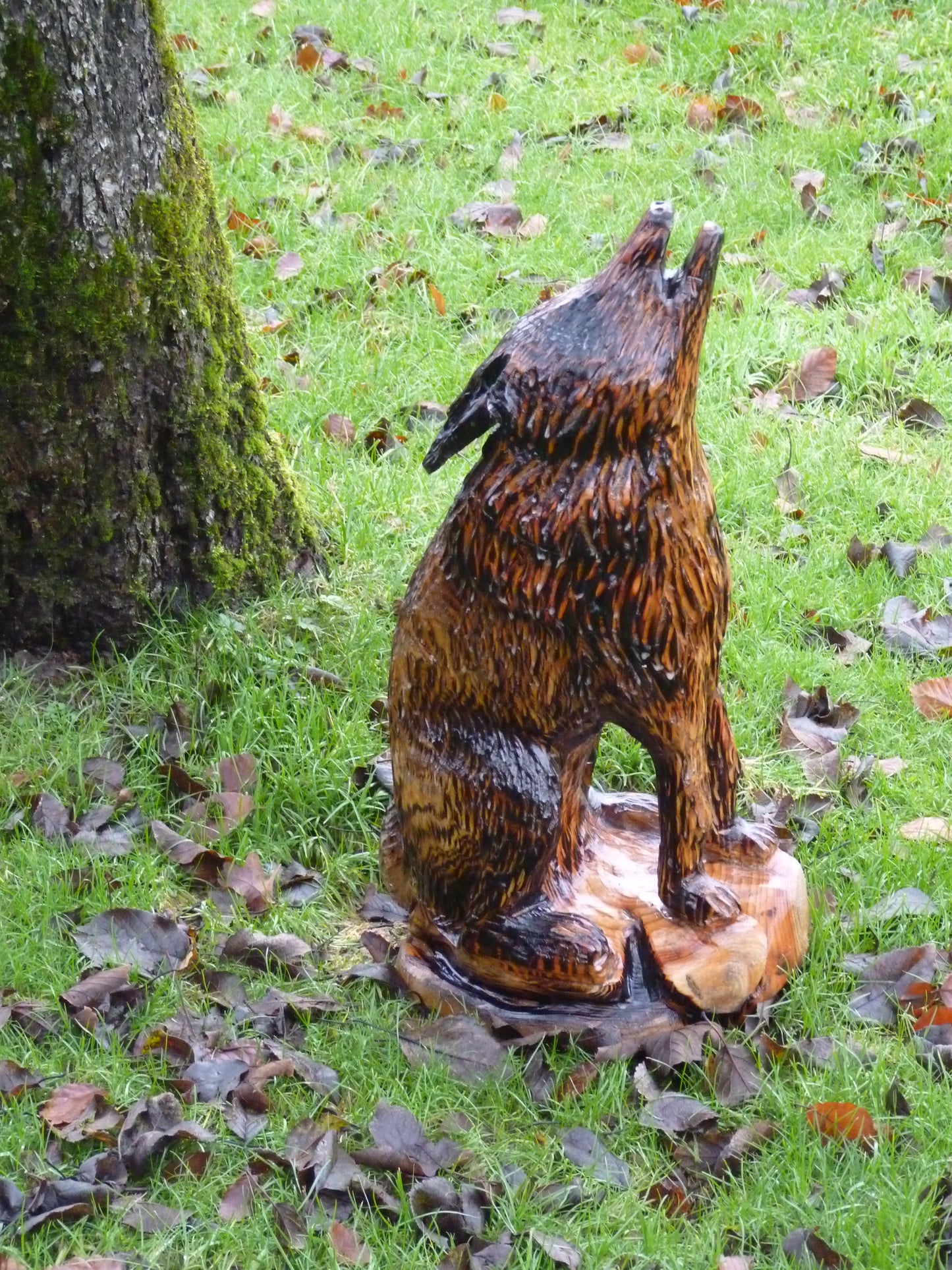 1 Chainsaw carved howling wolf