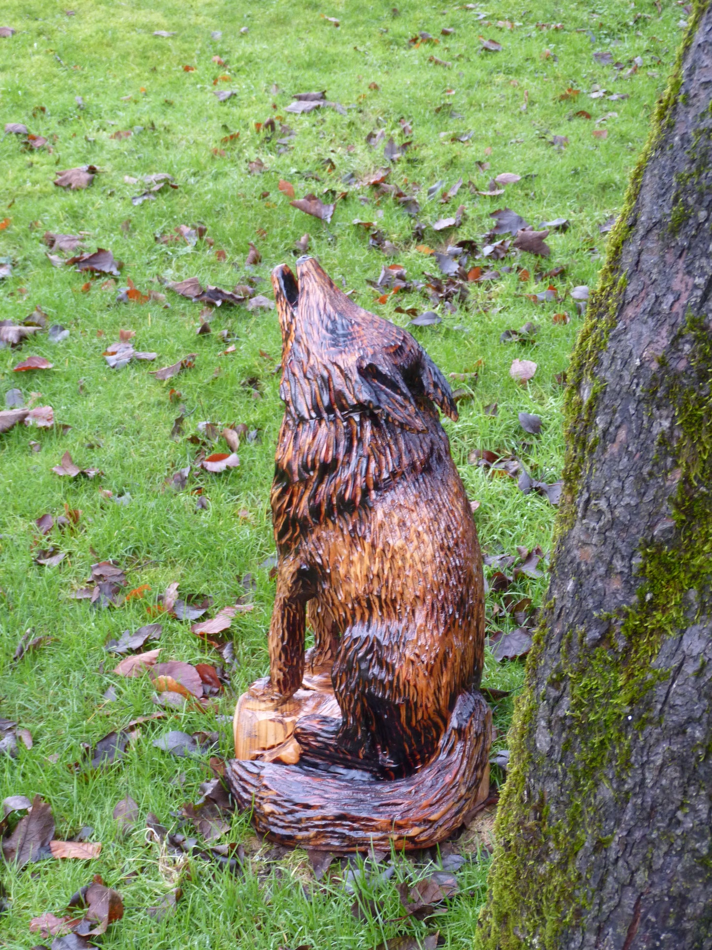 1 Chainsaw carved howling wolf